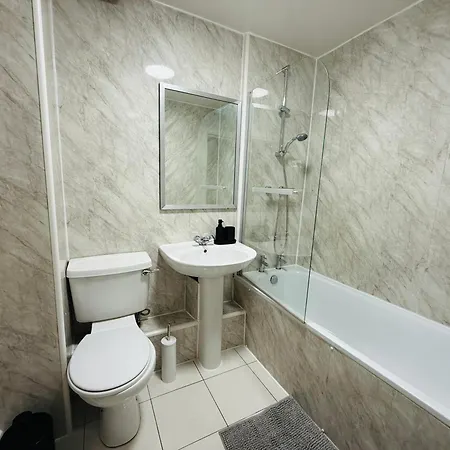 Spacious 2 Bed Flat Free Private Parking *