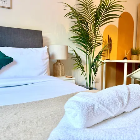 Spacious 2 Bed Flat Free Private Parking *