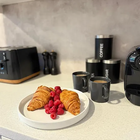 Spacious 2 Bed Flat Free Private Parking *