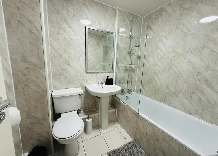 Spacious 2 Bed Flat Free Private Parking *