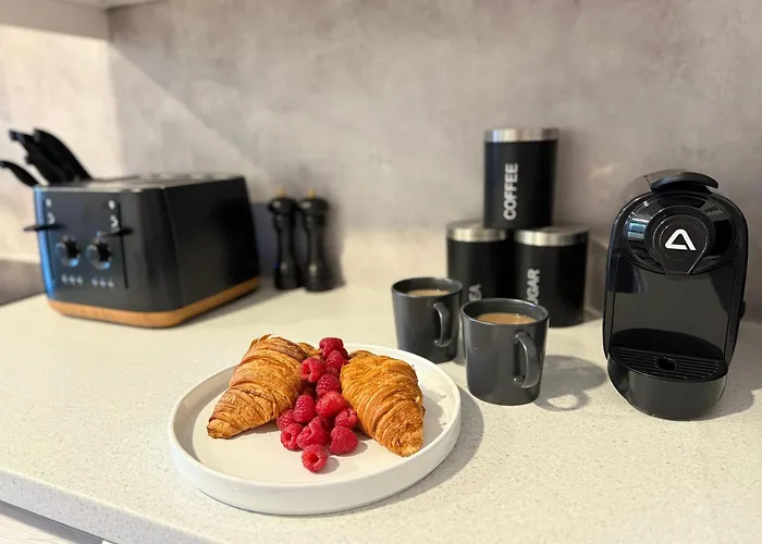 Spacious 2 Bed Flat Free Private Parking *