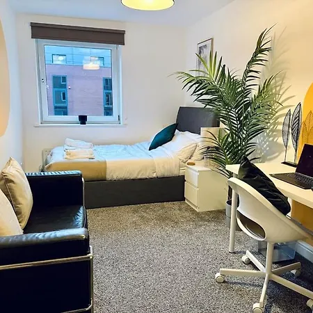 Spacious 2 Bed Flat Free Private Parking Leeds (West Yorkshire)