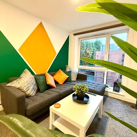 Spacious 2 Bed Flat Free Private Parking Lägenhet *