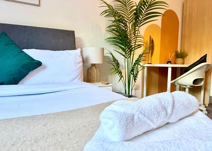 Spacious 2 Bed Flat Free Private Parking *