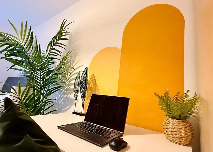 Spacious 2 Bed Flat Free Private Parking * Leeds (West Yorkshire)